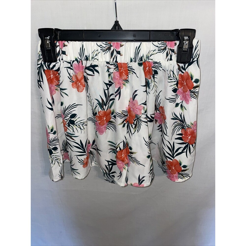 Madden NYC Hot Pants Women’s Size Small White Floral Elastic Waist 24 Inseam 2